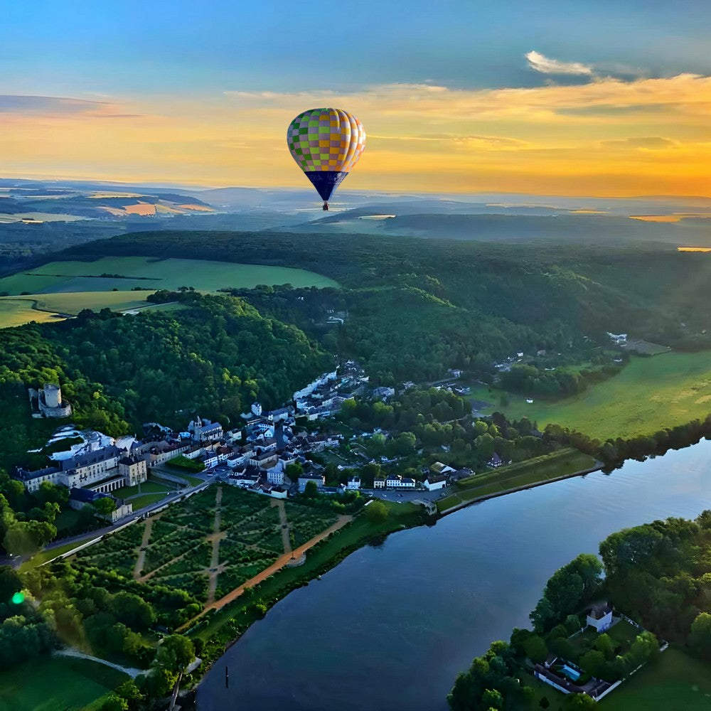 Slow tourisme en montgolfière au dessus de la Seine et du château de la Roche-Guyon avec Airshow
